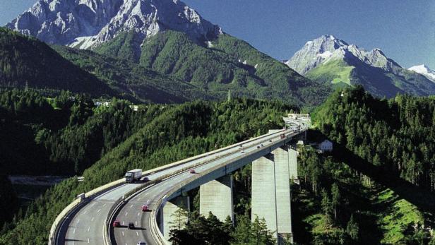 Das Herzstück der Brennerautobahn (A13) wurde bei ihrer Eröffnung als Jahrhundertprojekt gefeiert. Sie galt und gilt als Wahrzeichen für Völkerverbindung und Mobilität sowie für den damaligen Fortschritt der Baukunst der 1960er Jahre.