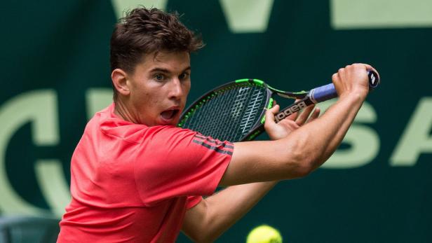 Dominic Thiem beim Aufschlag während eines Tennisspiels.