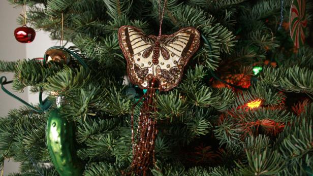 USA: In den Vereinigten Staaten ist es ein Weihnachtsbrauch, den Baum mit einer &quot;Weihnachtsgurke&quot; etwas versteckt zwischen den Zweigen zu behängen. Durch ihre grüne Farbe ist die &quot;Christmas pickle&quot; relativ schwer zu entdecken. Derjenige, der als Erster das Gurkerl entdeckt, erhält ein zusätzliches Geschenk.