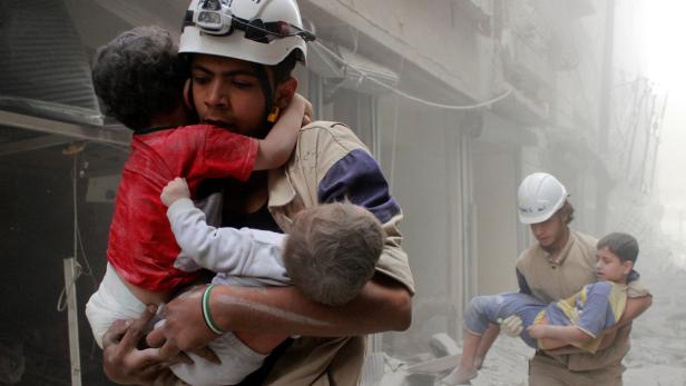 Kinder werden nach Bombardements in Aleppo gerettet.