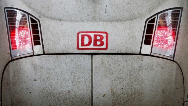 Die Front eines verschmutzten ICE der Deutschen Bahn mit eingeschalteten Rückleuchten.