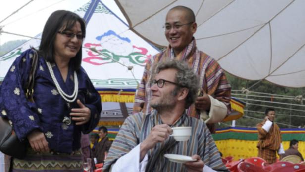 Tex Rubinowitz trinkt eine Schale Tee – im Königreich Bhutan, als Gast einer Hochzeit rubinowitz
