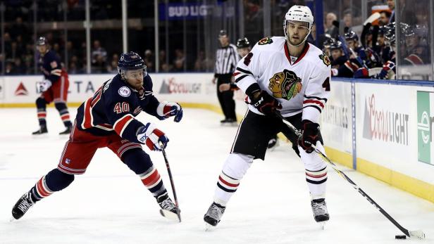 Zwei Hockeyspieler in Aktion auf dem Eis.