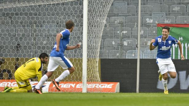 APA14300174 - 25082013 - WIEN - ÖSTERREICH: Maximilian Karner (r./Grödig) jubelt über das Tor zum 1:0 am Sonntag, 25. August 2013, während der Tipp3-Bundesliga-Begegnung zwischen SK Rapid Wien und SV Scholz Grödig in Wien. APA-FOTO: HERBERT NEUBAUER