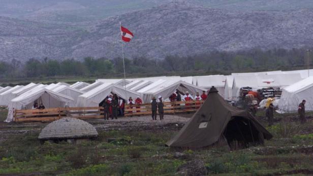 In Shkodra in Albanien errichtete das österreichische Rote Kreuz eine Zeltstadt für 5000 Kriegsvertriebene aus dem Kosovo. Jetzt überlegt man den Aufbau dieser Einrichtung für Flüchtlinge in Österreich.