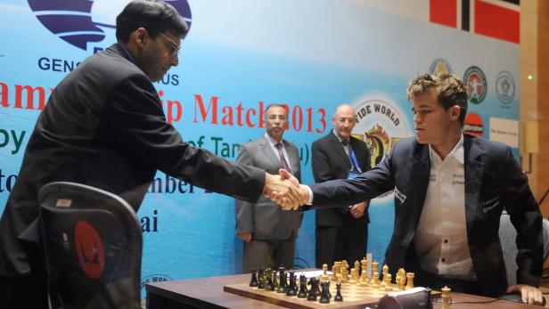 Anand (li.) beglückwünscht Herausforderer Carlsen zu dessen Sieg.