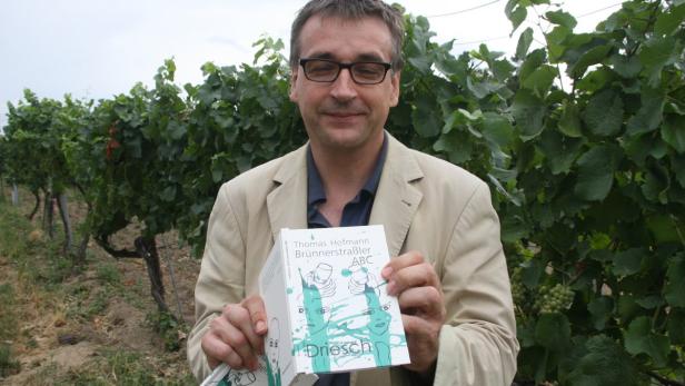 Buchautor Thomas Hofmann mit seinem jüngsten Werk Brünnerstraßler ABC