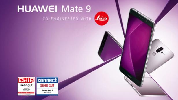 Drei Huawei Mate 9 Smartphones auf einem lila Hintergrund präsentiert.