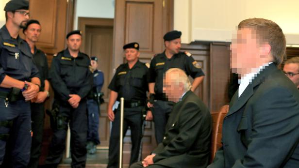 Zweiter Prozesstag: Nach dem gewaltsamen Tod einer 68-Jährigen im Oktober 2012 müssen sich der angeklagte 72-jährige Ehemann (Mitte) und der 19-jährige Enkel (r.) wegen Mordes vor dem Landesgericht Ried im Innkreis verantworten.