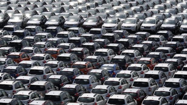 Viele neue Autos stehen dicht an dicht auf einem Parkplatz.