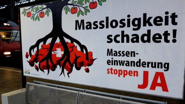 Ein SVP-Plakat mit der Aufschrift „Masslosigkeit schadet! Masseneinwanderung stoppen JA“.