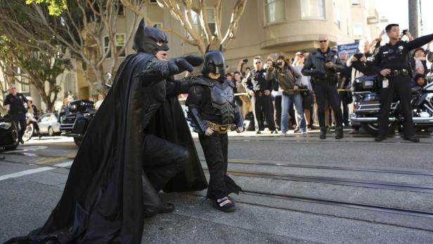 Der Superhelden-Wunsch eines krebskranken Buben hat San Francisco am Freitag in Gotham City verwandelt. Der fünfjährige, an Leukämie erkrankte Miles Scott, durfte als &quot;Batkid&quot; auf Verbrecherjagd gehen.
