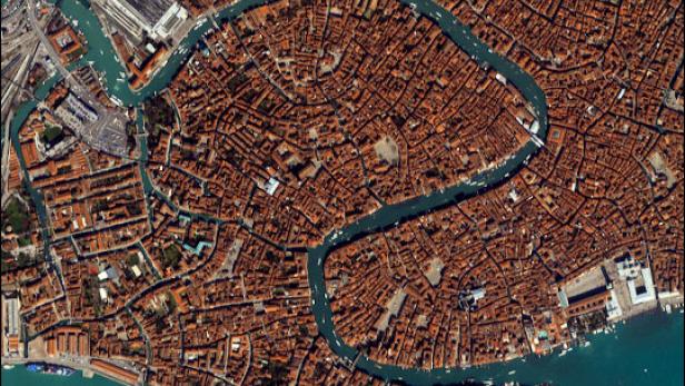 Eine Luftaufnahme von Venedig, Italien, mit dem Canal Grande, der sich durch die Stadt schlängelt.