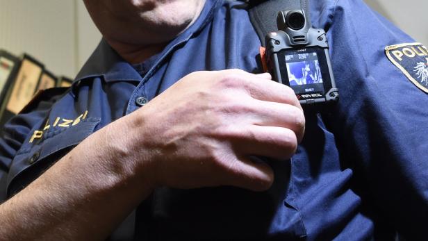 Die Bodycams (im Bild ein Gerät bei der Polizei) werden die Sicherheitsmitarbeiter künftig gut sichtbar zwischen Schulter- und Brustbereich tragen. Aufgezeichnet wird bei strafrechtlich relevanten Vorfällen.