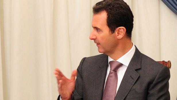 Syriens Präsident Bashar al-Assad (re.) will Rebellen keine Verschnaufpause geben.