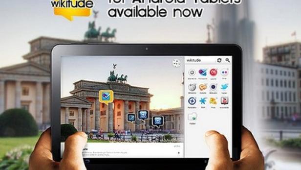 Ein Tablet zeigt die Wikitude-App mit dem Brandenburger Tor im Hintergrund.