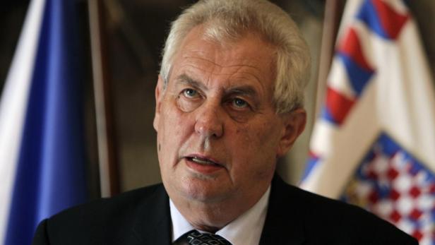 Czech Republic&#039;s President Milos Zeman speaks during a news conference at Prague Castle in Prague August 23, 2013. The Czech Republic will hold an election on Oct. 25-26, Zeman officially announced on Friday, confirming a date he gave earlier for a snap poll that is expected to usher in a left-leaning, pro-European cabinet. REUTERS/David W Cerny (CZECH REPUBLIC - Tags: POLITICS ELECTIONS)