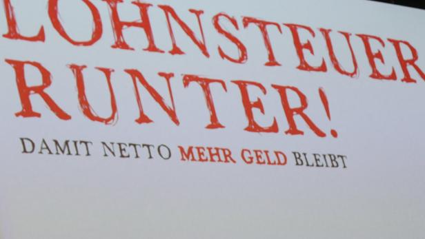 Ein Plakat fordert: „Lohnsteuer runter! Damit netto mehr Geld bleibt.“