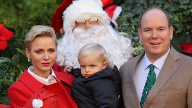 Beim alljährlichen Weihnachtsfest für die Kinder der Angestellten des Fürstenpalasts von Monaco verteilten Fürst Albert und seine Frau Charlene auch heuer fleißig Geschenke.