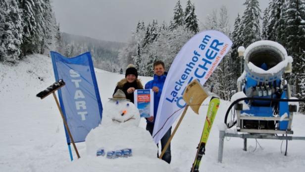 Freude über den ersten Schnee bei Liftchef Andreas Buder und Lackenhof Touristik-Lady Jessica Hraby