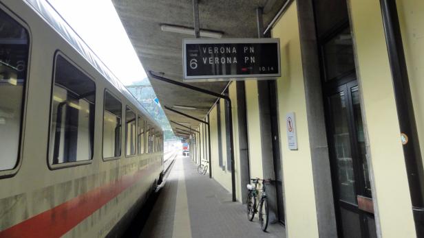 Ein Zug steht am Bahnsteig in Verona, Italien.