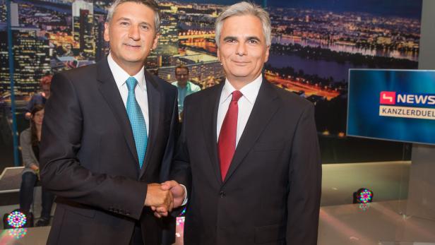 Zwei Männer in Anzügen geben sich vor einer Stadtkulisse die Hand.