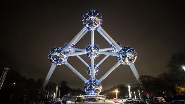 Das Atomium in Brüssel ist nachts beleuchtet.