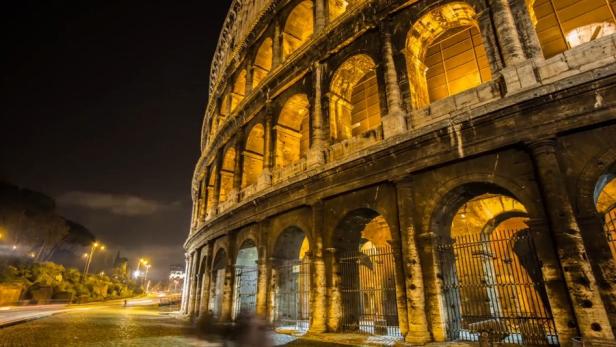 Das Kolosseum, der größte geschlossene Bau der römischen Antike, wurde zwischen 72 und 80 n. Chr. erbaut und stellt heute einen Anziehungspunkt für viele Rom-Touristen dar. Seit Kurzem ist es zudem . Erbauer: Vespasian und Titus.