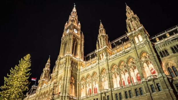 Beim alljährlichen Christkindlmarkt am Rathausplatz ist diese Momentaufnahme entstanden. Das wurdem vom Architekten Friedrich von Schmidt im Stil der Neogotik errichtet und beherbergt u.a. die Amtsräume von Bürgermeister .