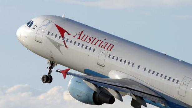 Ein Flugzeug der Austrian Airlines startet.