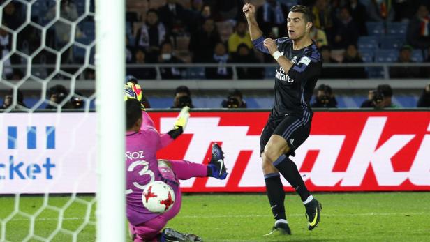Cristiano Ronaldo jubelt, während ein Torwart den Ball abwehrt.