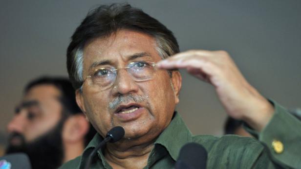 Pervez Musharraf spricht bei einer Pressekonferenz.
