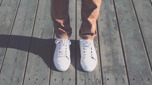 Weiße Sneakers passen zum Freizeitlook, offene Sandalen nicht