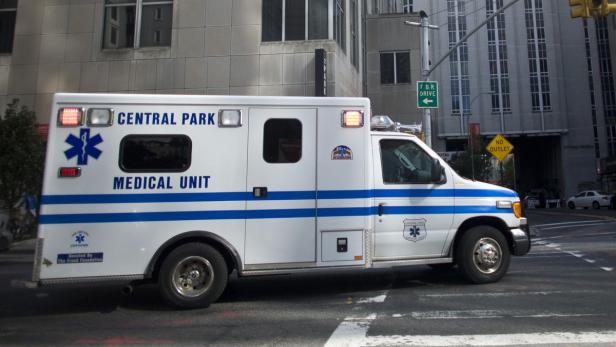 Ein Krankenwagen der Central Park Medical Unit fährt auf einer Straße in New York City.