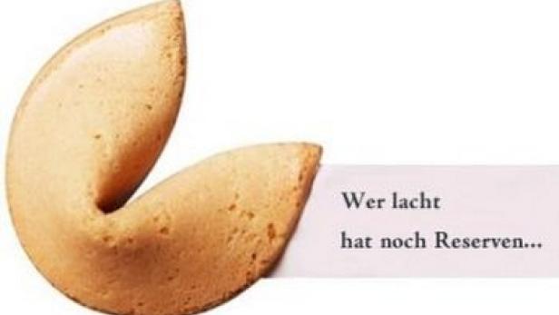 Ein Glückskeks mit der Aufschrift „Wer lacht hat noch Reserven…“.