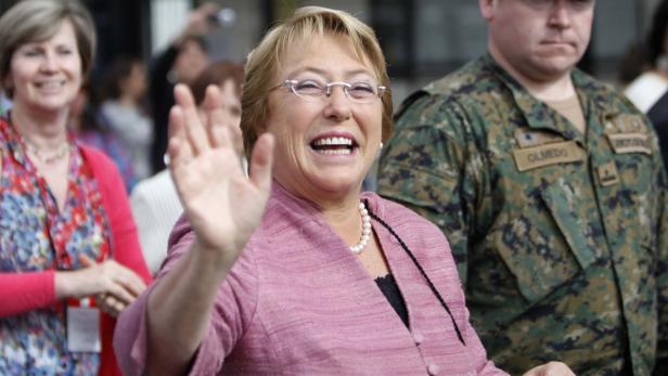 Michelle Bachelet lächelt und winkt in die Kamera.
