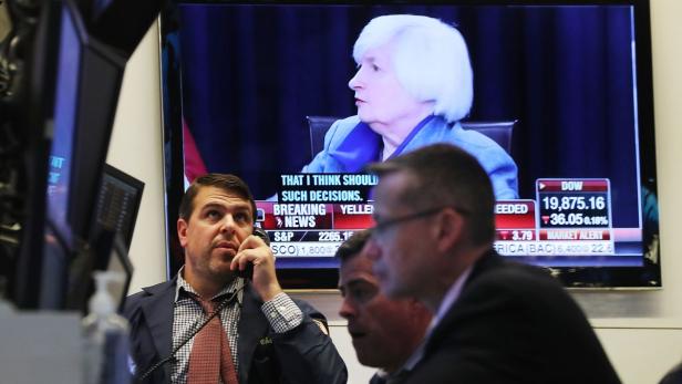 Im Hintergrund: Janet Louise Yellen, Präsidentin des Federal Reserve Board (FED).