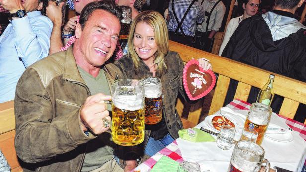 Arnold Schwarzenegger mit Freundin Heather Milligan / Arnold Schwarzenegger und seine Freundin besuchen das Oktoberfest 2015 Foto: BrauerPhotos (c) G.Nitschke