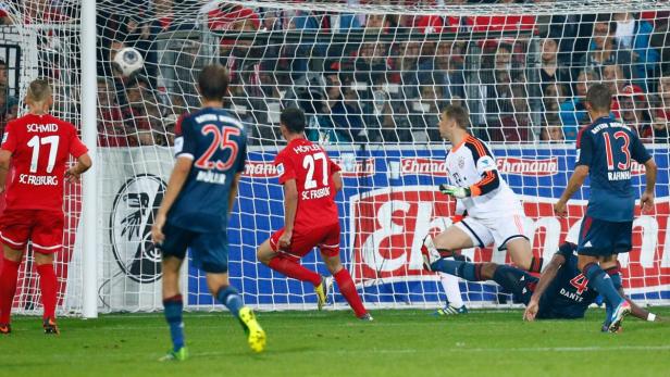 Ein Fußballspiel zwischen SC Freiburg und Bayern München vor dem Tor.