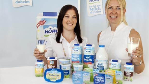 Zwei Frauen präsentieren eine Auswahl an Milchprodukten der Marke Nöm.