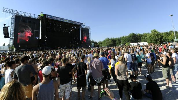 Besucher während eines Konzertes von Jake Bugg auf der &quot;Space Stage&quot;.