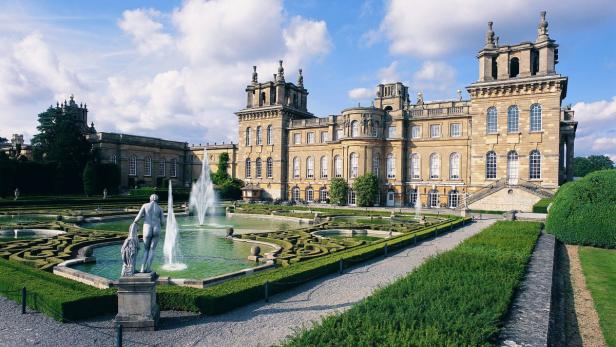 Blenheim Palace - Großbritannien Eines der bekanntesten Schlösser ist Blenheim Palace in der Grafschaft Oxfordshire. Es wurde 1722 für John Churchill, 1. Duke of Marlborough, während der Regierung von Königin Anne errichtet.