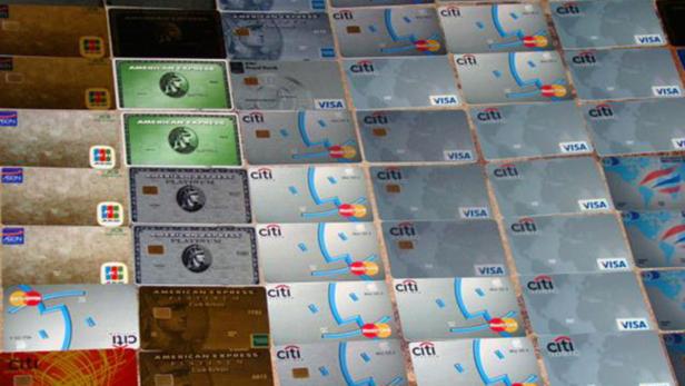 Die Verdächtigen spähten die Kreditkarten-Daten über manipulierte Geldautomaten aus und speicherten diese dann auf neuen Blanko-Karten (Bild).