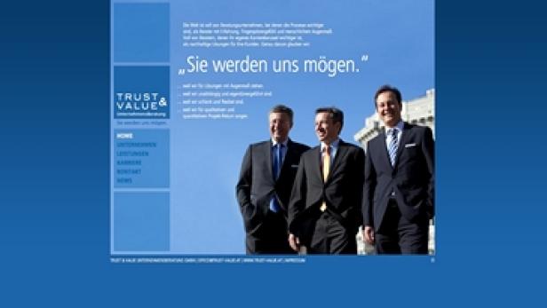 Drei Männer in Anzügen stehen vor einem Gebäude und lächeln.
