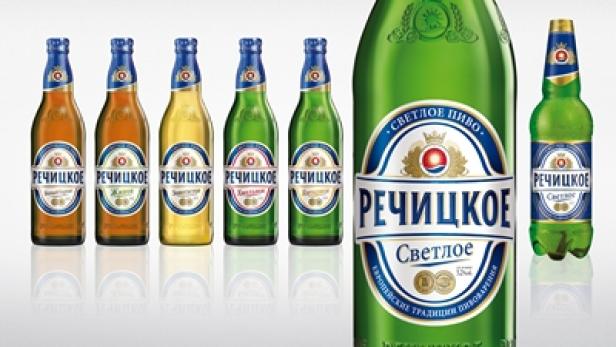 Mehrere Flaschen Rechitskoje Bier stehen nebeneinander.