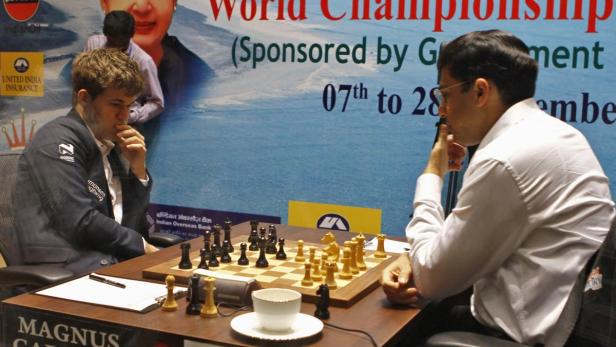 Magnus Carlsen und Viswanathan Anand während einer Schachweltmeisterschaft.