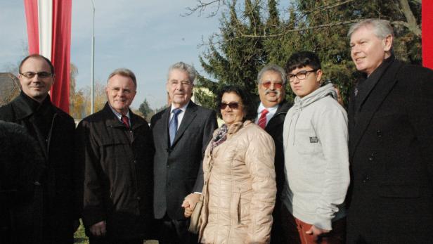 Bundespräsident Fischer, LH Niessl, LH-Vize Steindl, Landtagspräsident Steier, Sarközi und Entner nahmen an der Gedenkveranstaltung teil