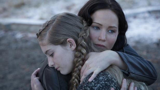 Katniss tröstet ihre Schwester Prim in einer Szene aus „Die Tribute von Panem“.