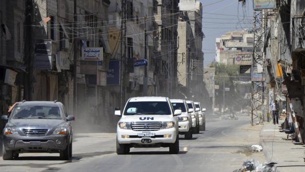 Der Konvoi mit den UNO-Chemiewaffenexperten wird von Kämpfern der Freien syrischen Armee durch einen Vorort von Damaskus eskortiert