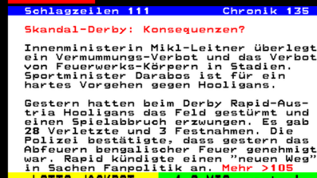 Ein Bildschirm zeigt Schlagzeilen über ein Skandal-Derby und Hooligan-Ausschreitungen.